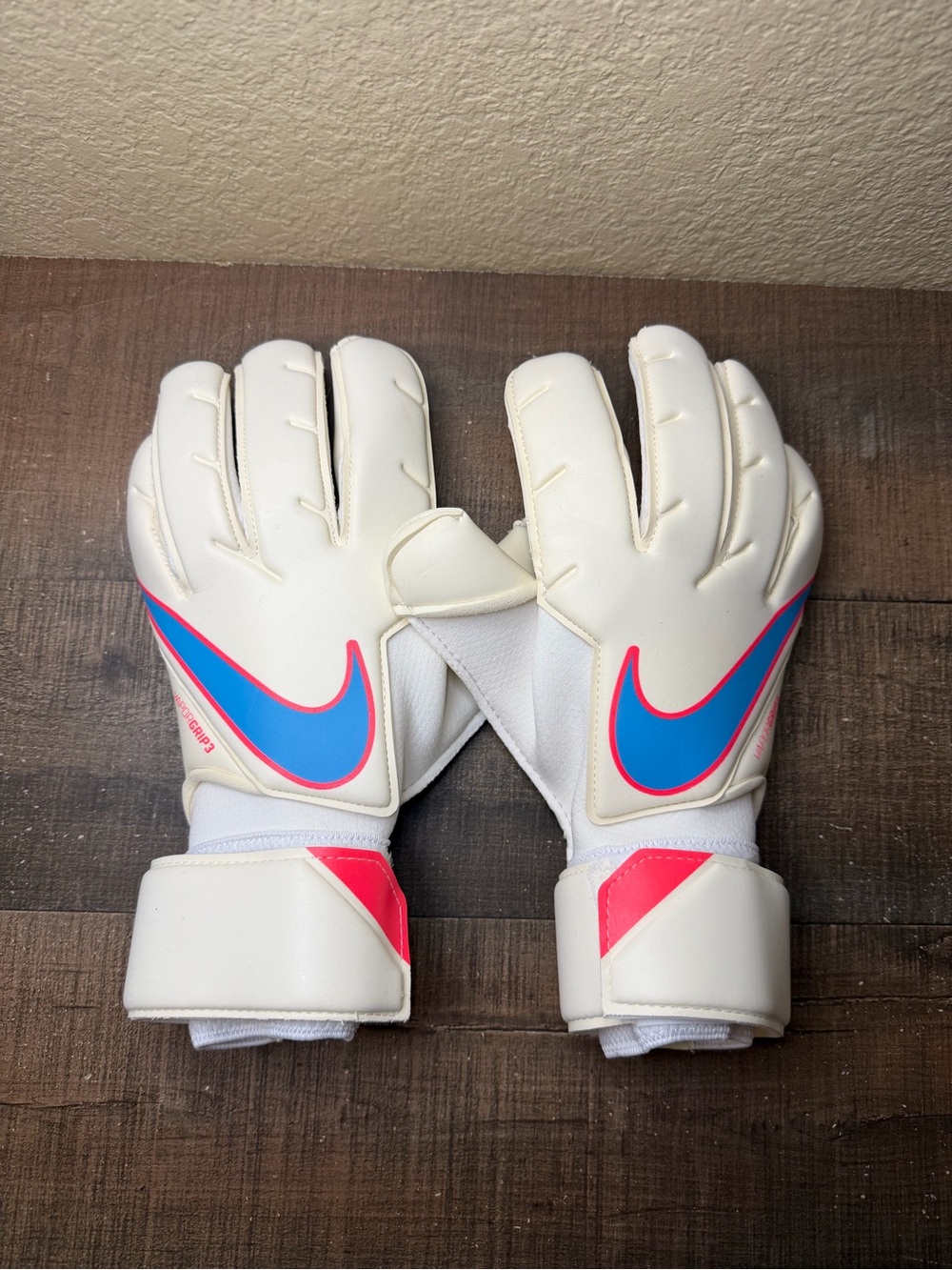 Nike Vapor Grip 3 Promo Goalkeeper Soccer Gloves.
- Size 9 Men.